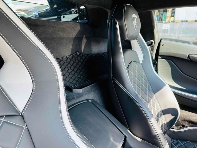 LAMBORGHINI Aventador