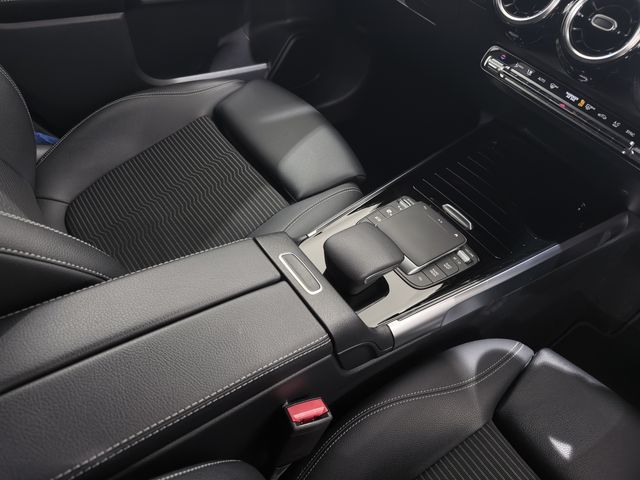 MERCEDES BENZ GLB
