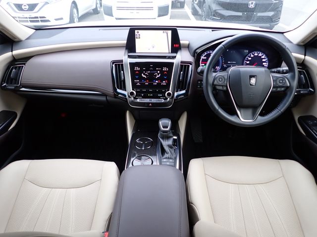 CROWN sedan hybrid