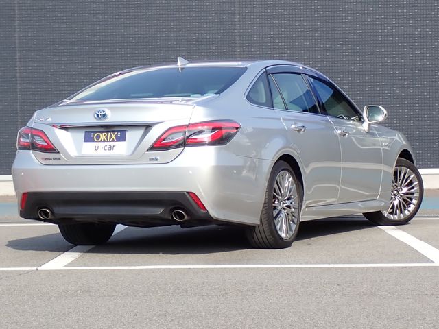 CROWN sedan hybrid