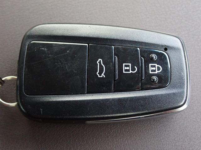 CROWN sedan hybrid