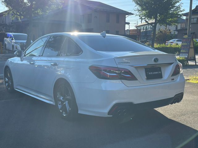 CROWN sedan hybrid