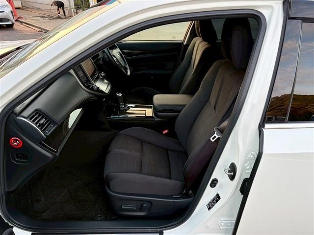 CROWN sedan hybrid