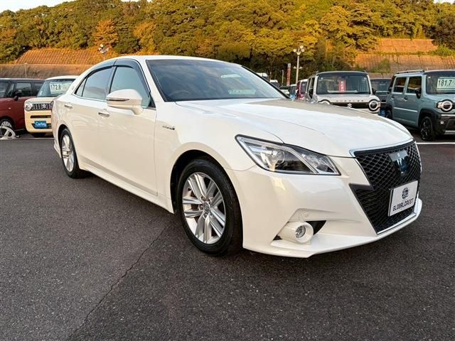 CROWN sedan hybrid