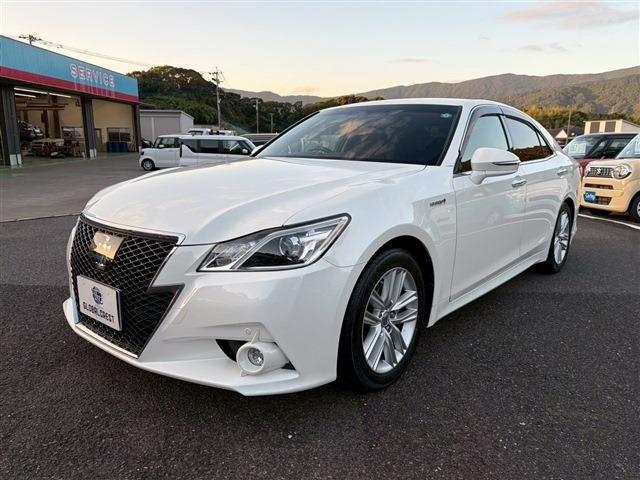 CROWN sedan hybrid