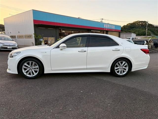 CROWN sedan hybrid
