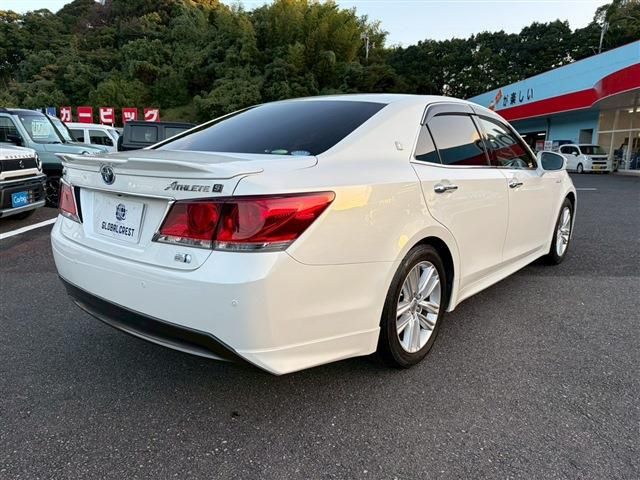 CROWN sedan hybrid