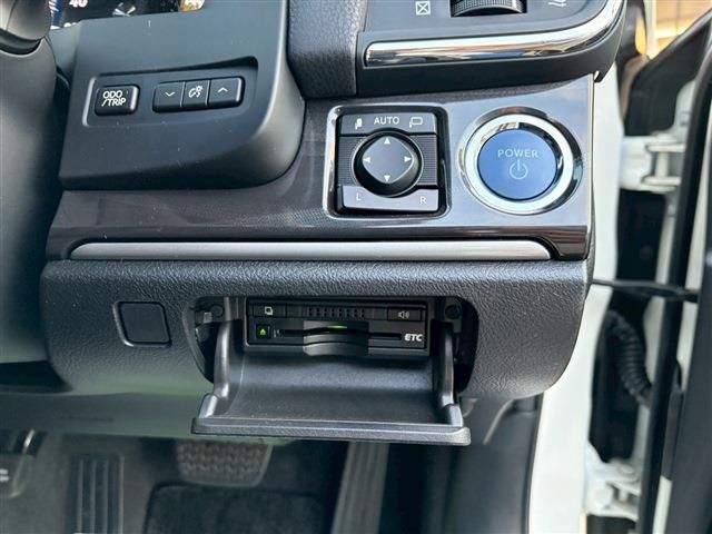 CROWN sedan hybrid