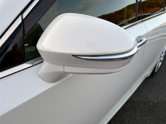 CROWN sedan hybrid