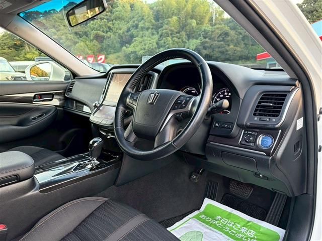 CROWN sedan hybrid