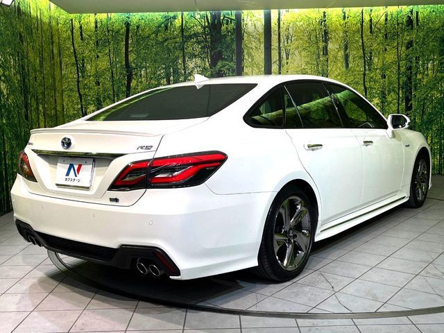 CROWN sedan hybrid