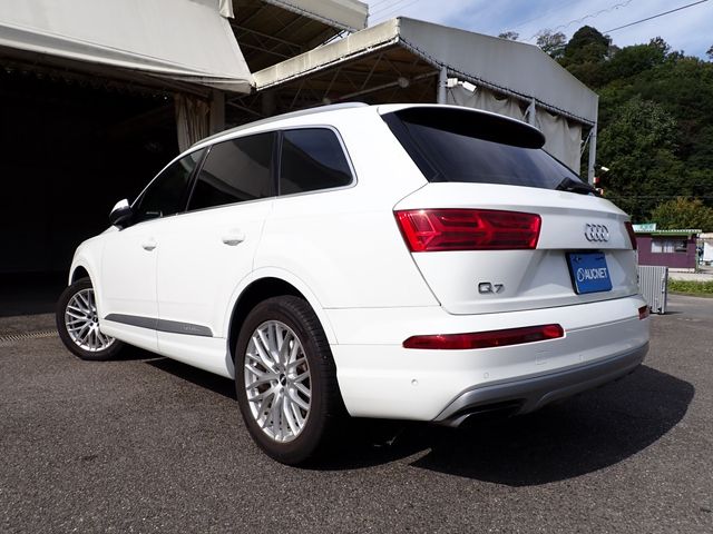 AUDI  Q7