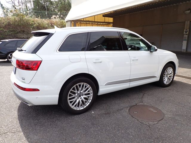 AUDI  Q7