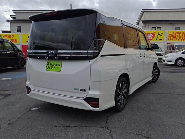VOXY HYBRID