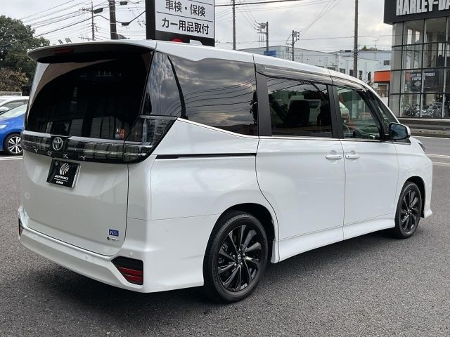 VOXY HYBRID