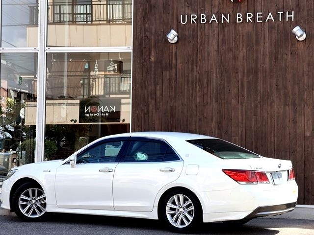 CROWN sedan hybrid