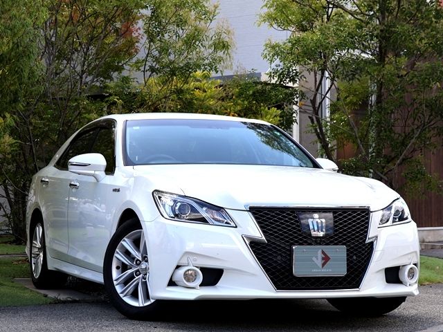 CROWN sedan hybrid