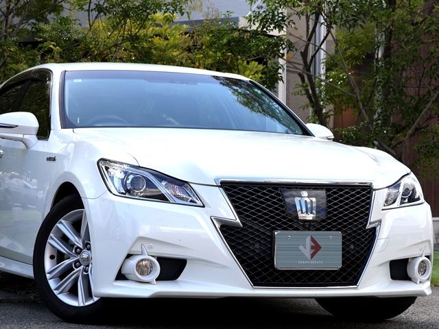 CROWN sedan hybrid