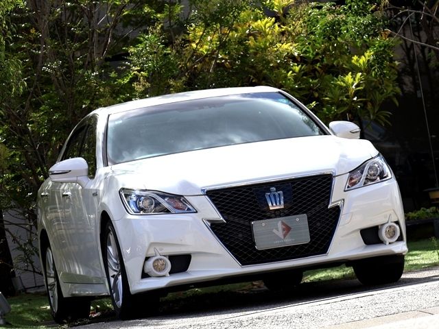 CROWN sedan hybrid