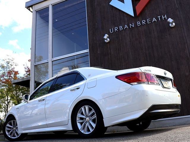CROWN sedan hybrid