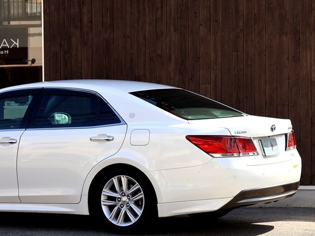 CROWN sedan hybrid