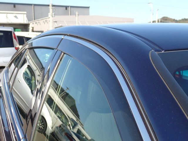 CROWN sedan hybrid