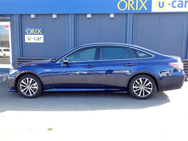 CROWN sedan hybrid