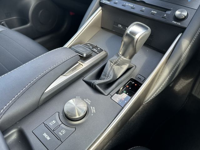 LEXUS IS200t