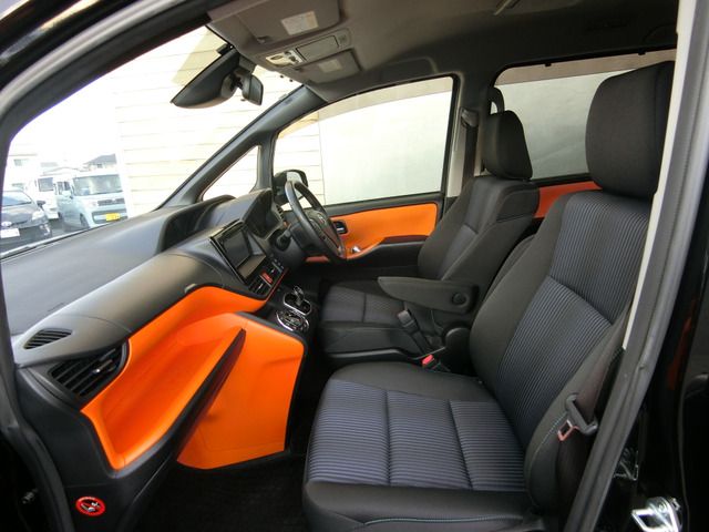 VOXY HYBRID
