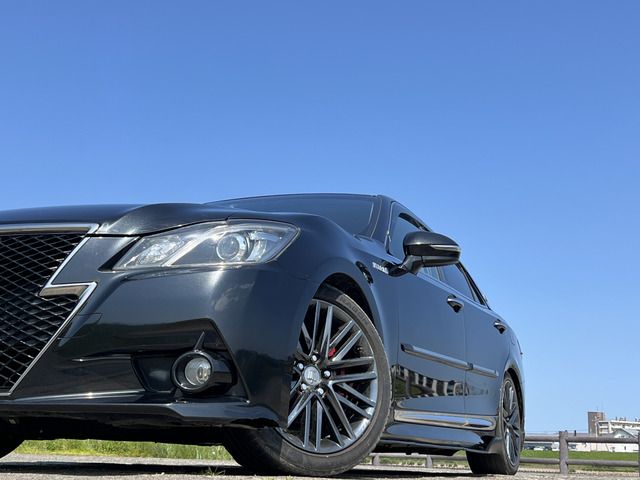 CROWN sedan hybrid 4WD