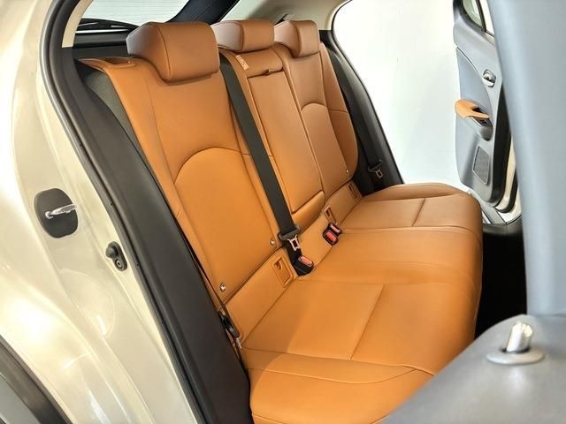 LEXUS UX200