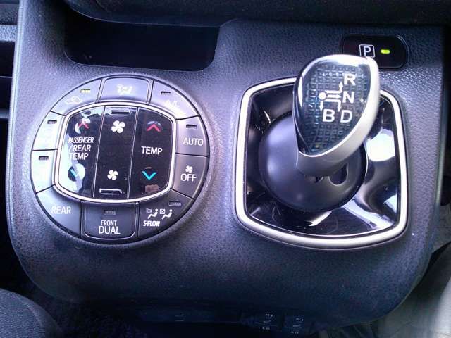 VOXY HYBRID