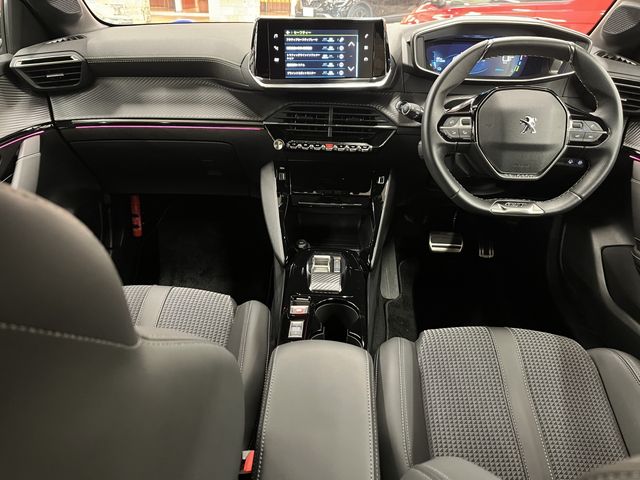 PEUGEOT e-208