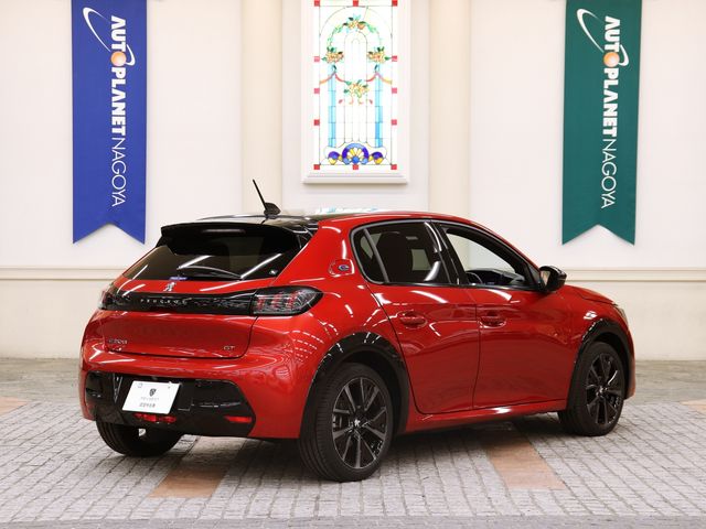 PEUGEOT e-208