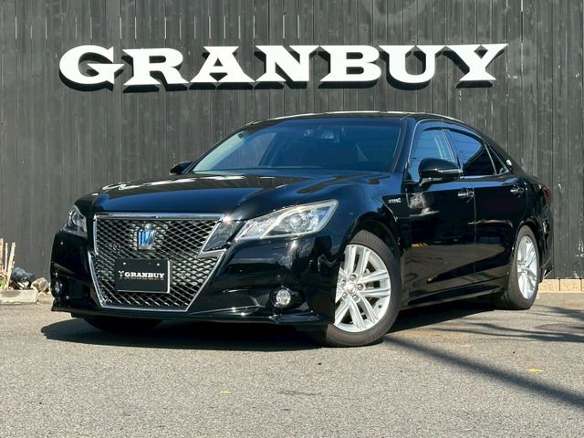 CROWN sedan hybrid