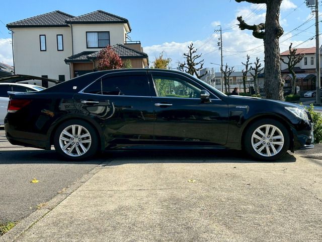 CROWN sedan hybrid