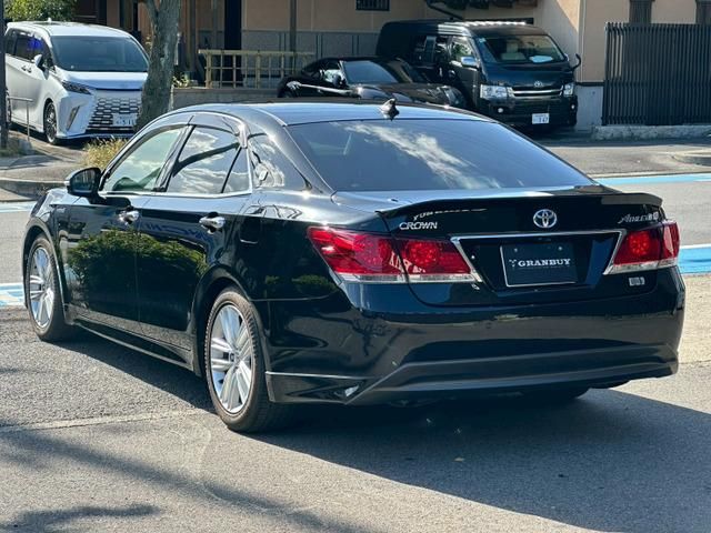 CROWN sedan hybrid