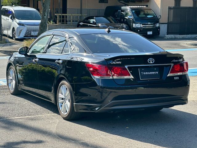 CROWN sedan hybrid