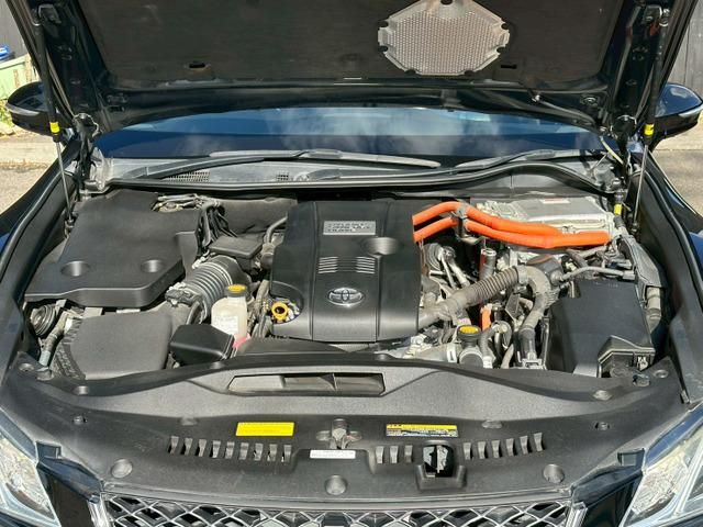 CROWN sedan hybrid