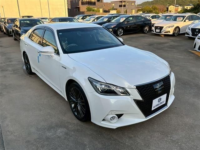 CROWN sedan hybrid