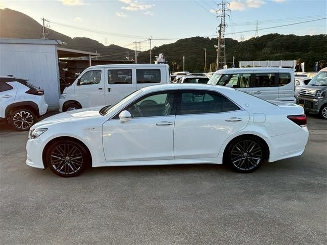 CROWN sedan hybrid