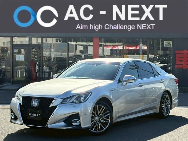CROWN sedan hybrid