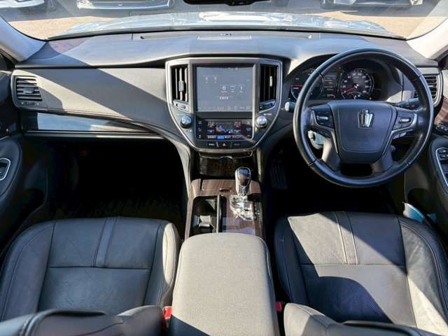 CROWN sedan hybrid