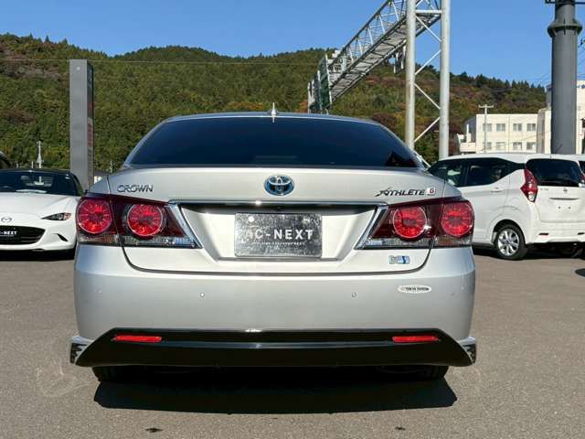 CROWN sedan hybrid