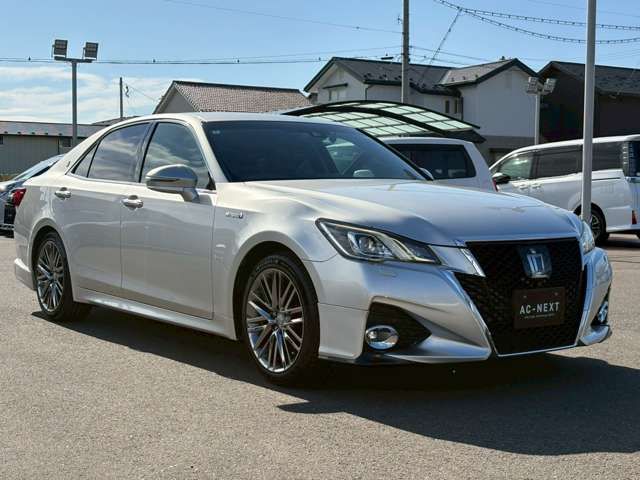 CROWN sedan hybrid