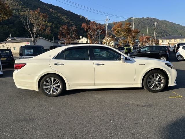 CROWN sedan hybrid