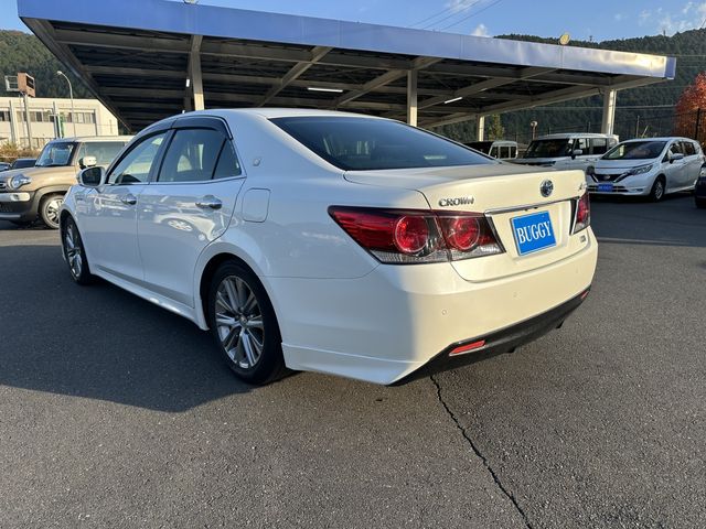 CROWN sedan hybrid