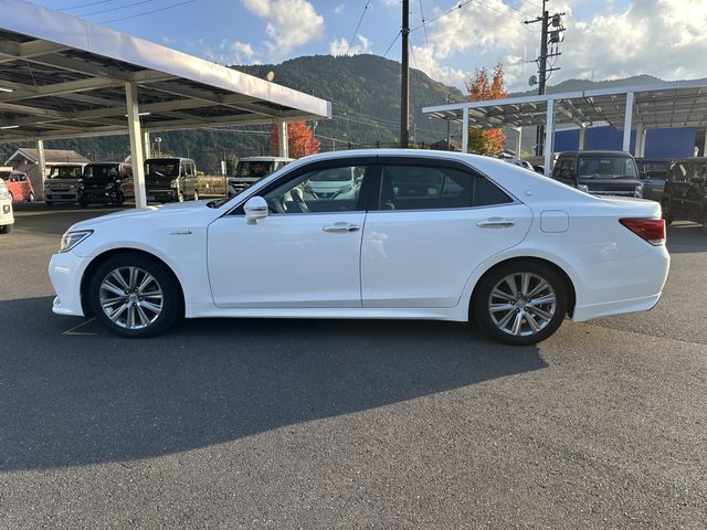CROWN sedan hybrid