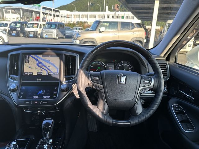 CROWN sedan hybrid