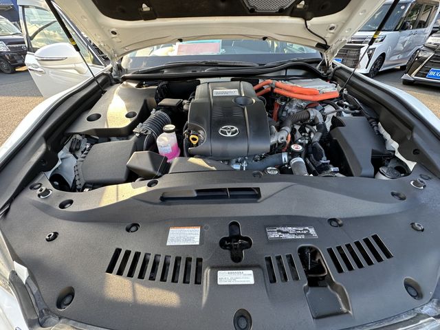 CROWN sedan hybrid